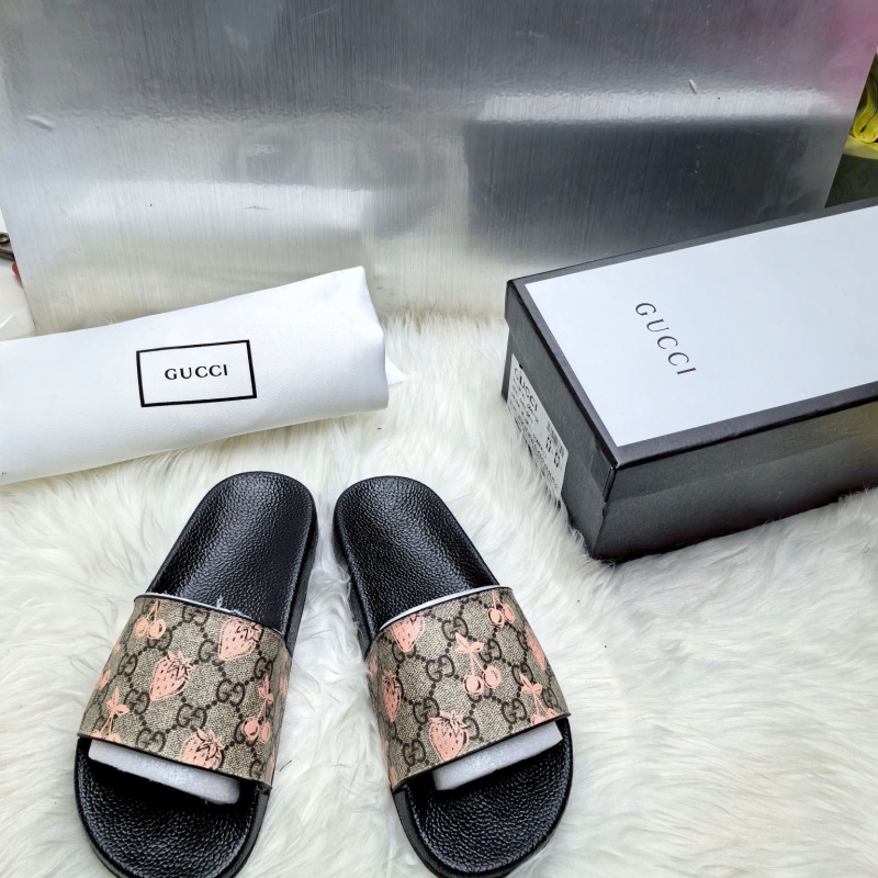 G*u*i slippers
